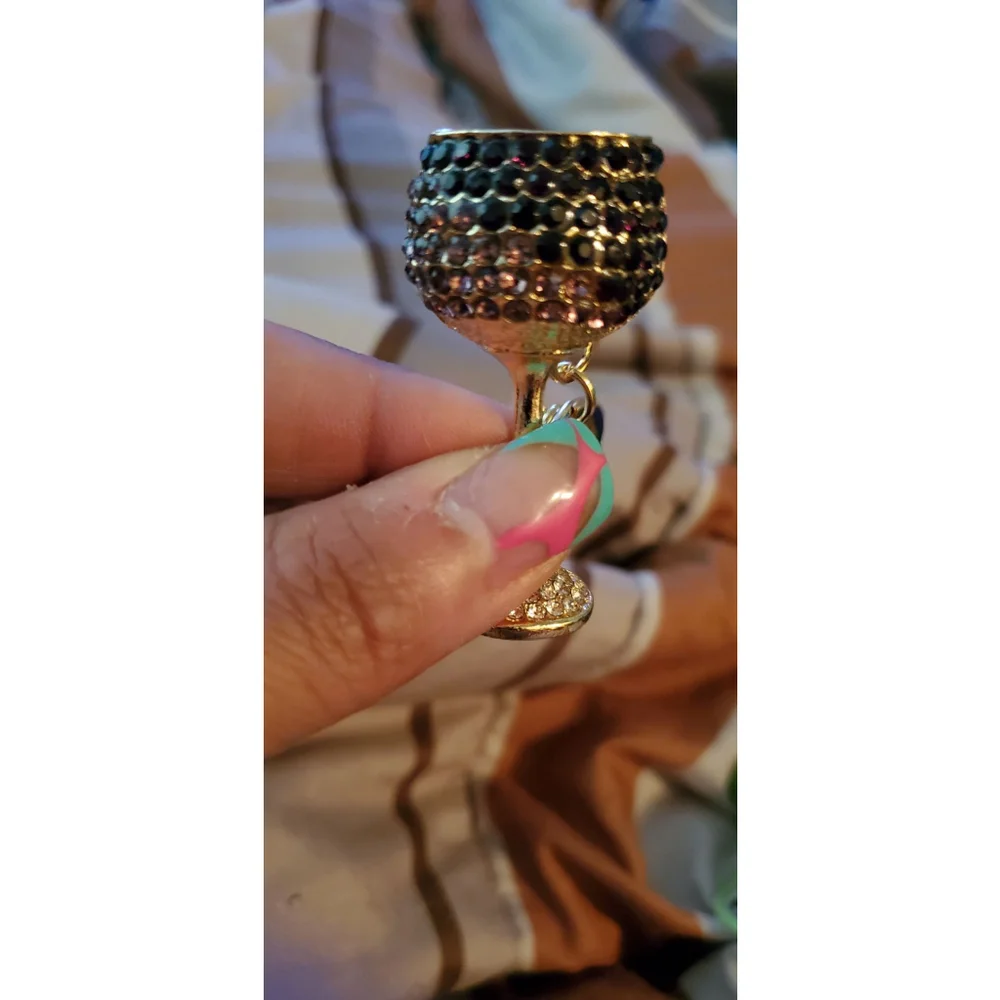 Elegant Crystal-Encrusted Wine Glass Keychain - Sparkling Rhinestone.